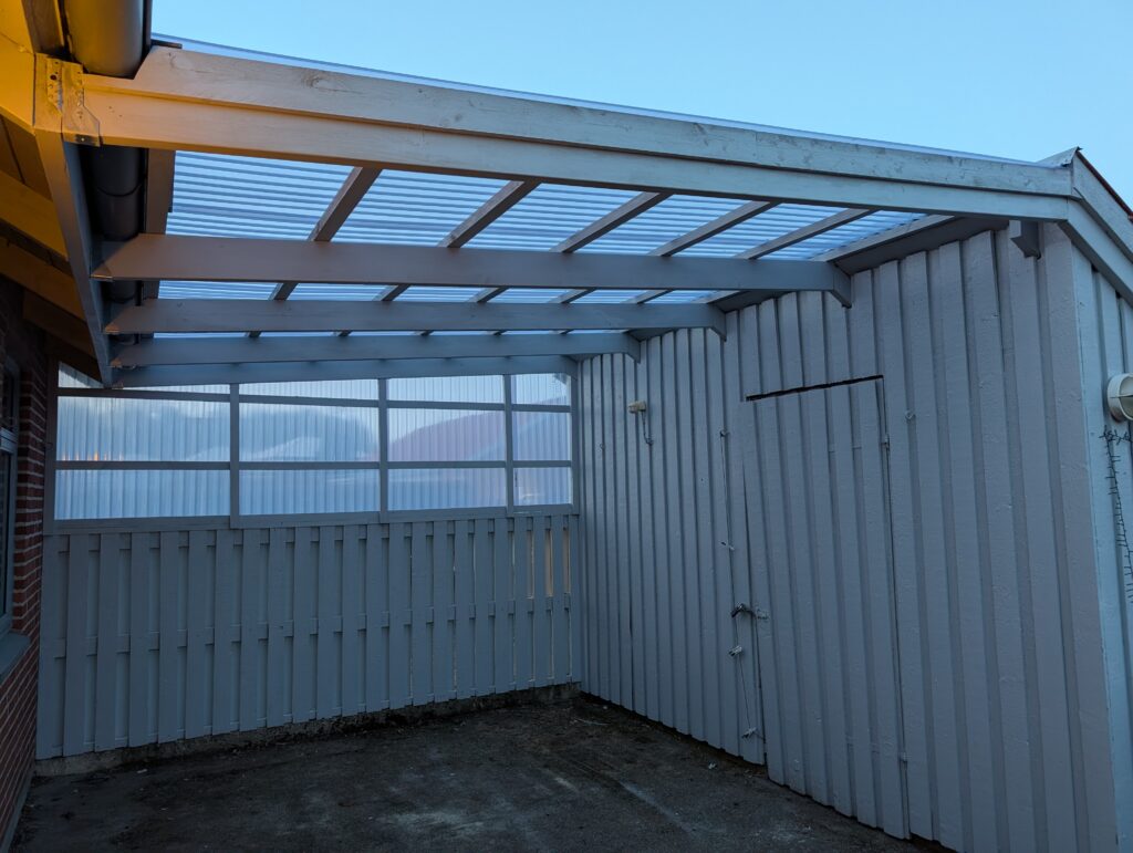 Terrasse med tagoverhæng trapez